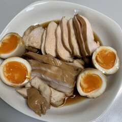 作り置きおかず/半熟煮卵/鶏胸肉チャーシュー 鶏胸肉チャーシューと半熟煮卵💕
よく作る…(1枚目)