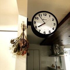 ダルトン ダブルフェイス ウォールクロック S82429BK ブラック 両面壁掛け時計 | DULTON(掛け時計、壁掛け時計)を使ったクチコミ「キッチン前にダルトン両面時計」(1枚目)