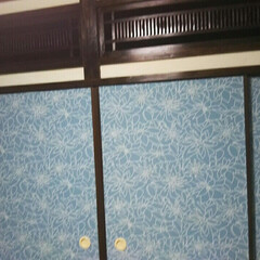 DIY/お気に入り 和室の襖に洋風壁紙をはりました。
白い襖…(1枚目)