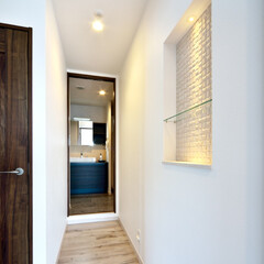 廊下/壁/ニッチ/照明/雰囲気/飾り/... 洗面所までの廊下の壁にニッチを設けてみま…(1枚目)