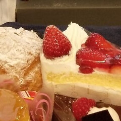 gâteau aux fraises/chou à la crème/pudding à la mode/テイクアウト/’’chat noir’’/カフェ/... 🌅🌈🌏🗾🗻今日は気分を変えて😌(*^^)…(4枚目)