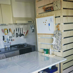 壁リメイク/インテリア 柱を立てて板を張り、冷蔵庫とその上のスト…(2枚目)