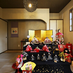 和室/琉球畳/雛人形/お片付け/モダン/照明/... 和室はモダンな印象に。玄関ホールの隣にあ…(1枚目)