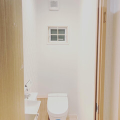 DIY女子/DIY/トイレ/ナチュラル トイレを更に変えてみました。
窓枠付けて…(3枚目)