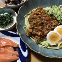寒い/ひじきの煮物/ほうれん草/サーモン/夕飯/ジャージャー麺/... 今、見てる韓ドラにジャージャー麺が出てき…