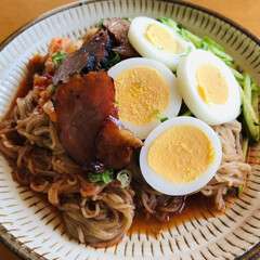 韓国料理/お昼ごはん/ふるる冷麺/ビビン冷麺/辛ラーメン/美濃焼 今日のお昼は辛口ビビン冷麺。
辛ラーメン…