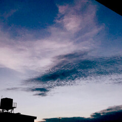 空/雲/夕暮れ 幻想的な空
不思議な色がまじりあって
グ…(3枚目)