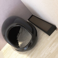 アイリスオーヤマ 猫トイレ フルカバー しろ | アイリスオーヤマ(その他DIY、業務、産業用品)を使ったクチコミ「猫ちゃんのトイレ､爪とぎは
黒で統一して…」(1枚目)