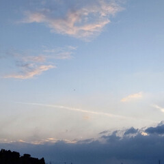 飛行機雲/夕方の空 こんばんは。

本日の夕方 
確か 5時…(1枚目)