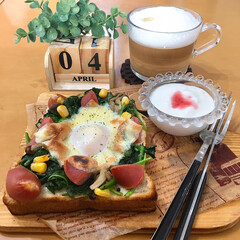 食パン/お家カフェ/朝ごはん/暮らし/節約 
ほうれん草と卵のチーズトースト！(1枚目)