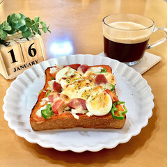食パン/お家ごはん/朝ご飯/暮らし/フォロー大歓迎/節約 今日と昨日の朝ご飯。
ゆで卵乗せてピザト…(1枚目)