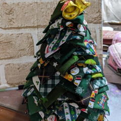 ハンドメイド/クリスマス/クリスマスツリー クリスマスツリー布を折って円錐形にカット…(1枚目)
