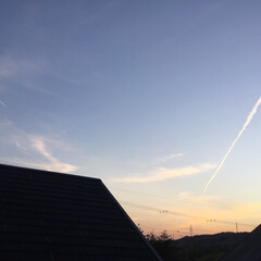 空/夕焼け大好き/夕焼け風景 めっきり減った飛行機雲
西の空に二本向か…(1枚目)