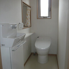 トイレ/タンクレストイレ/階段下を利用した収納/階段下を利用したトイレ収納/カフェカーテン トイレの奥に階段下を利用した
収納ができ…(1枚目)