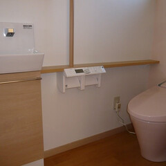 タンクレストイレ/カウンター付手洗い/手摺り付手洗い タンクレストイレで空間が広く。
カウンタ…(1枚目)