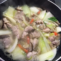 夕飯/白菜/鶏肉/蒸し鍋/鶏鍋/食事情/... フライパンで鶏だし蒸し鍋を作ってます。鳥…(1枚目)