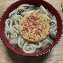 天ぷら/うどん おうどん煮ました。
天ぷらは…カップ麺の…(1枚目)