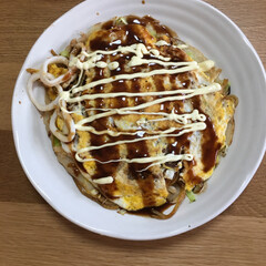 広島焼き お昼に広島焼きを作って食べました。旦那さ…(1枚目)