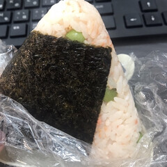 ハッピーフーズ 北海道産鮭フレーク(ふりかけ)を使ったクチコミ「朝ごはんはおにぎりはいかがですか？？
御…」(1枚目)