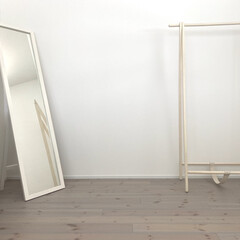BLANCA シンプル スタンドミラー 姿見 幅28cm 高さ148cm 全身鏡 木目調(スタンドミラー、姿見)を使ったクチコミ「着物部屋のつづきです。

ちょっと掛けて…」(1枚目)