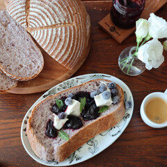 ブルーベリー/手作りパン/パン/フォロー大歓迎 自家製ブルーベリーブレッド
生地に、ピュ…(1枚目)