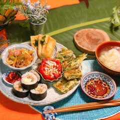 韓国料理/料理家/ワンプレートごはん/おうちごはん/おすすめアイテム/フォロー大歓迎/... 韓国料理な日。
キンパはキムチは別皿で子…(1枚目)