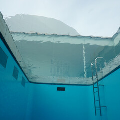 雨季ウキフォト投稿キャンペーン 金沢美術館。
プールの中に入りました。(1枚目)