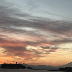 「昨日の夕日ですが海岸線からの富士山と江ノ…」(1枚目)