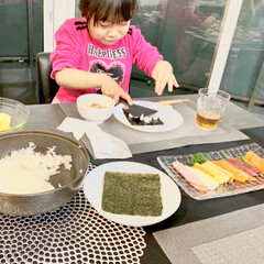 ナハトマン/手巻き寿司/家族/ごはん/おうちごはん 今日のご飯は手巻き寿司。
子ども達は喜ん…(2枚目)