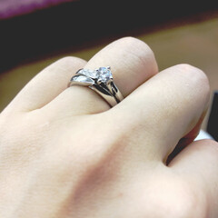 はじめてフォト投稿 婚約指輪、やっぱ嬉しい。結婚指輪とセット…(1枚目)