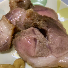 余熱/アルミホイル/料理酒/はちみつ/しょうが/しょうゆ/... 昨日のつまみ
焼豚を作っていたので、切…