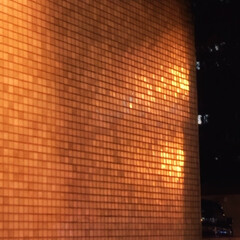 夜の風景/街灯/外壁/タイル/宝石 夜の風景。
街灯に照らされた外壁。
タイ…(1枚目)