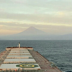 富士山 赤富士🎵

船長サンから今朝送ってもらい…(1枚目)
