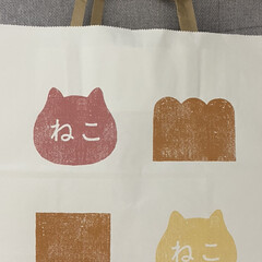 紙袋/猫/食パン 食パンフェアでゲットした猫食パン🐱
表面…(2枚目)