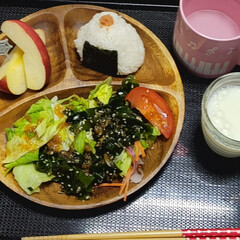 チョレギサラダ/鮭おにぎり/今日の朝食/onigiriAction/おにぎり/娘の朝食 娘の朝食🍙(　˙༥˙　)

⸜❤︎⸝‍鮭…(1枚目)