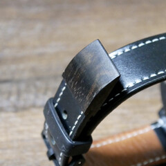 コバ磨き/黒檀/レザークラフト/腕時計ベルト/雑貨 時計ベルト

白い針の黒の腕時計
附属の…(5枚目)