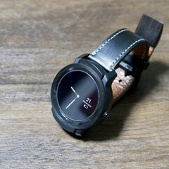 コバ磨き/黒檀/レザークラフト/腕時計ベルト/雑貨 時計ベルト

白い針の黒の腕時計
附属の…(1枚目)