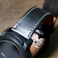 コバ磨き/黒檀/レザークラフト/腕時計ベルト/雑貨 時計ベルト

白い針の黒の腕時計
附属の…(2枚目)