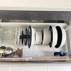 アイリスオーヤマ フライパン ホワイト/マーブル 12点 ダイヤモンドコートパン 12点セット IH対応 ISN-SE12 | アイリスオーヤマ(鍋、フライパンセット)を使ったクチコミ「フライパンなどを全て出して洗い、
棚の中…」(1枚目)