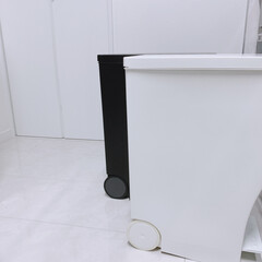 ゴミ箱 クード kcud シンプル スリム 縦型 おしゃれ キッチン 45リットル | イワタニ(ゴミ箱、ダストボックス)を使ったクチコミ「我が家のkcud  ゴミ箱❤︎
キャスタ…」(1枚目)