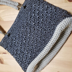 ダイソー/ハンドメイド/雑貨 初の模様編みのバッグです。黒色部分はビニ…(1枚目)