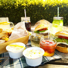 おでかけワンショット/ピクニック/公園 ハンバーガー・オーブンポテト・サラダを持…(1枚目)