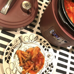 Arabia アラビア ブラック パラティッシ プレート 21cm | イッタラ(皿)を使ったクチコミ「電気圧力鍋でチキンのトマト煮🍅
仕事帰っ…」(1枚目)