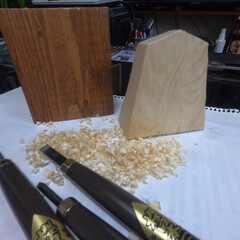 「2×4材の余った木材を彫刻刀で削り、
左…」(6枚目)