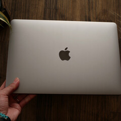 Macbook/MacBookAir/机/書斎/作業部屋/レトロ/... こんばんはー。

とりあえず💻が到着した…(1枚目)