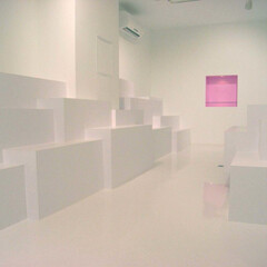 白/インテリア/ピンク/ビビッド/明るい/清潔/... 白で統一された店舗空間です(1枚目)