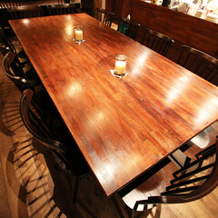 ブラウン/漆喰/茶色/木/温かみ/大テーブル/... 初対面のお客様同士が１つのテーブルを囲ん…(1枚目)