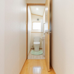 トイレ/シンプルなトイレ/白が基調/水まわり/建て替え/新築/... ２階のトイレ。
シンプルで使いやすい。（…(1枚目)