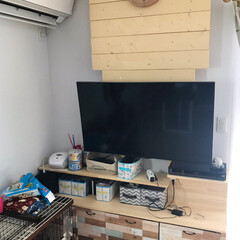 壁掛けテレビ金具 金物 TVセッターアドバンス PA124 Mサイズ(壁掛け金具)を使ったクチコミ「ディアウォールで壁掛けテレビ&amp;収納箱×4…」(1枚目)