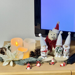 リース手作り/イルムス限定/LEDキャンドルライト/サンタさん/しろくま貯金箱着せ替え/しろくま貯金箱/... テレビを置いているキャビネットのところに…